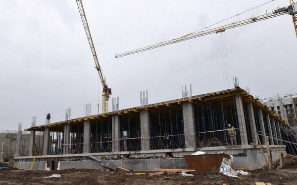 На улице Амосова в Брянске продолжается строительство новой школы на 1225 мест