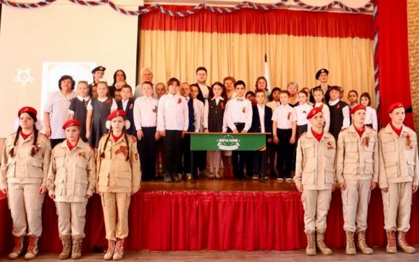 «Парту Героя» открыли в Карачевской школе им. А.М.Горького