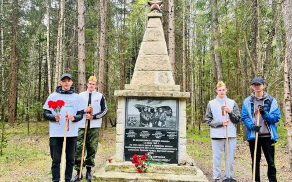 Волонтёры Карачева привели в порядок мемориал лётчикам Ил-4»