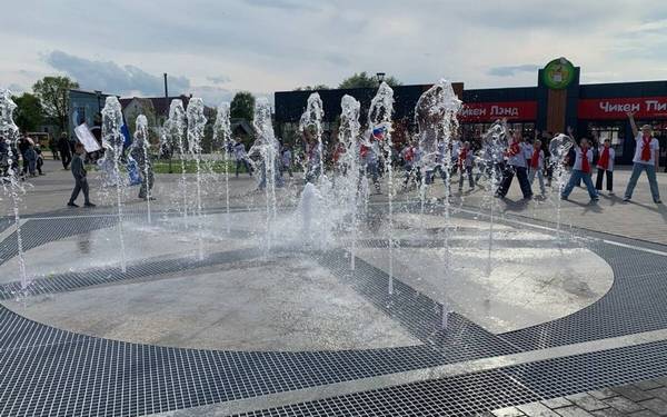 В стародубском сквере «40 лет Победы» открыли сезон фонтанов