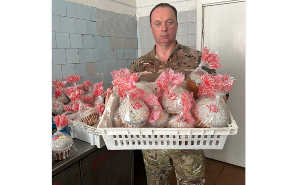 Командир батальона «БАРС-Брянск» Антошин порадовал бойцов отряда пасхальными куличами