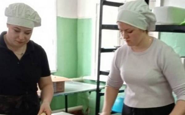 Комаричские студенты приготовили для участников СВО свежую выпечку