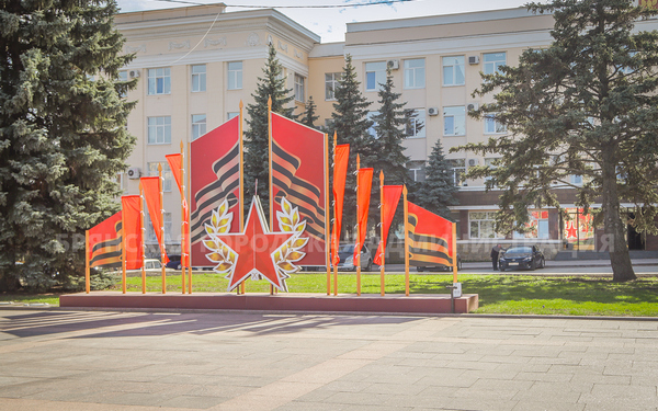 Обновленная после ремонта площадь Ленина преображается ко Дню Победы