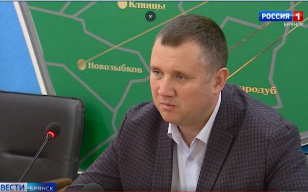 Замгубернатора Андрею Бардукову на заседании областной Думы вручили награду