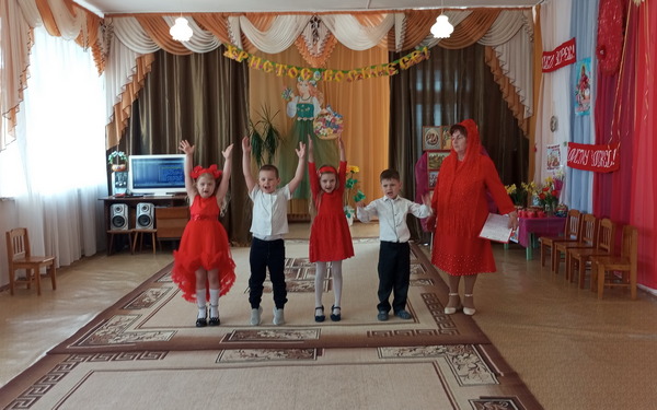 Дошкольники из брянского села Баклань веселились на Пасху