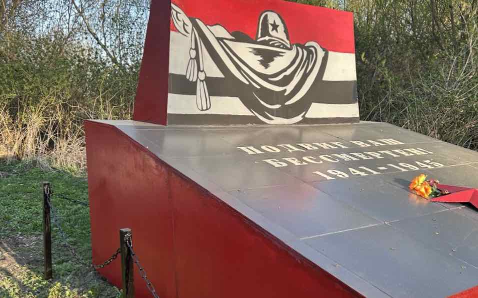 Бойцы отряда «БАРС–Брянск» приводят в порядок памятники и воинские захоронения