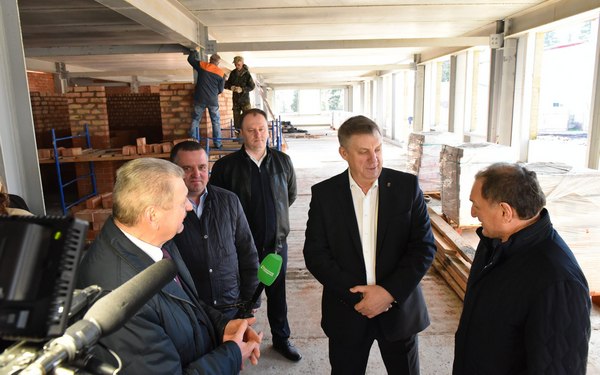 Глава региона Александр Богомаз инспектирует ход строительства спортобъектов на Брянщине