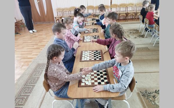 В Жуковке Брянской области состоялось первенство по шашкам среди дошкольников