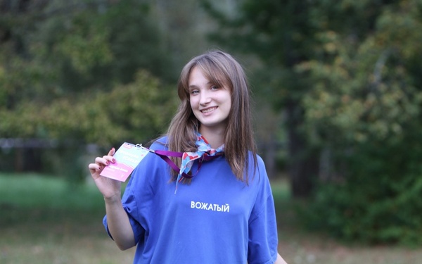 Активистка «Движения первых» из Брянска получила георгиевскую ленточку из рук главного федерального инспектора