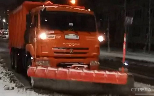 В Брянске специальная техника очищает дороги от снега