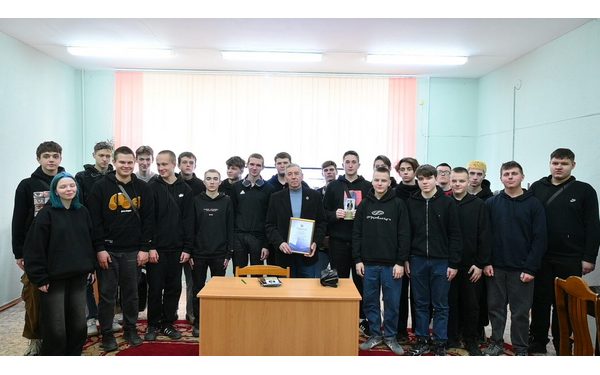 Брянские студенты встретились с поэтом Александром Дивинским