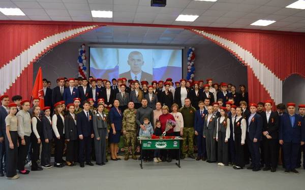 В стародубской школе № 2 открыли «Парту Героя»