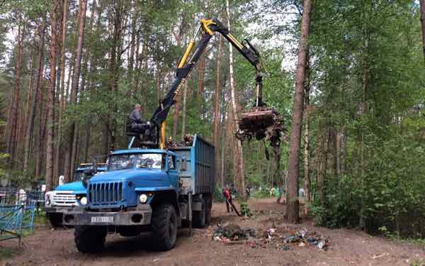 Брянские службы подготовили кладбища к Радонице, вывезя 4 тысячи тонн мусора