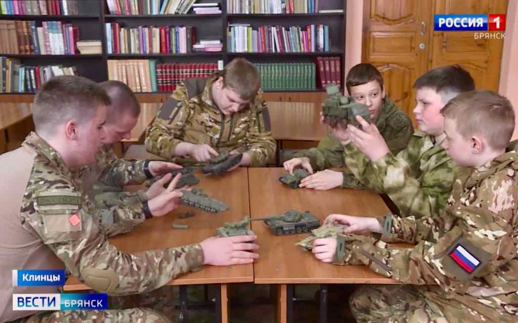 Школьник из Клинцов создал военно-спортивный клуб «327»