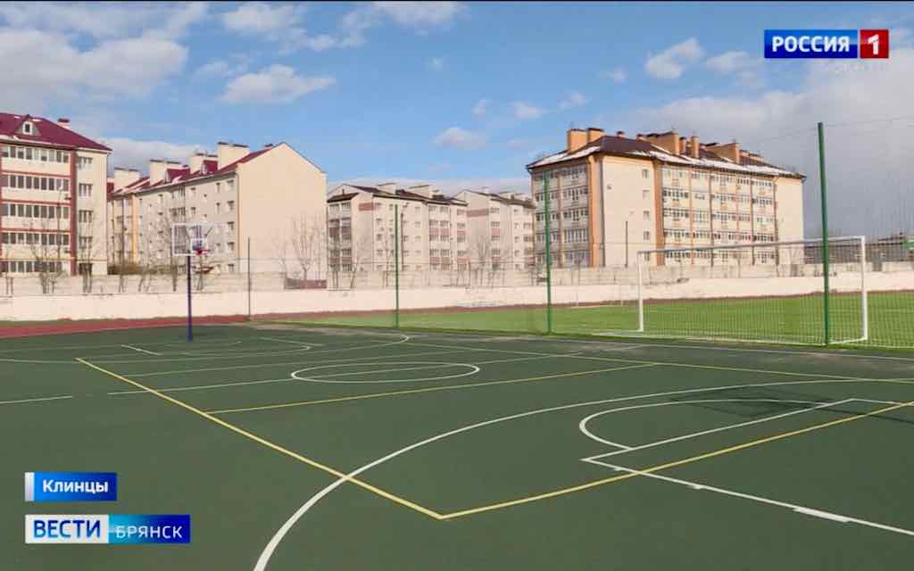 В Клинцах открыли обновленный стадион с футбольным полем и беговыми дорожками