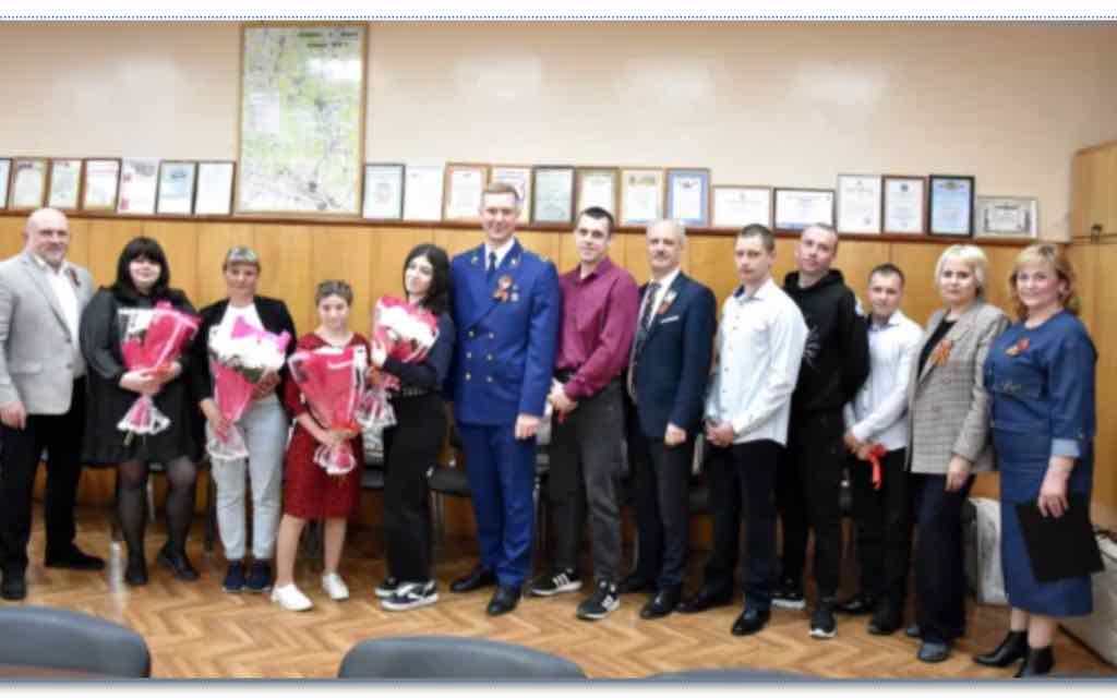 В Дятьковском районе Брянщины передали ключи от новых квартир молодым людям из числа сирот