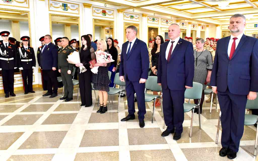 Губернатор Александр Богомаз вручил Орден Мужества матери погибшего бойца из Брянской области