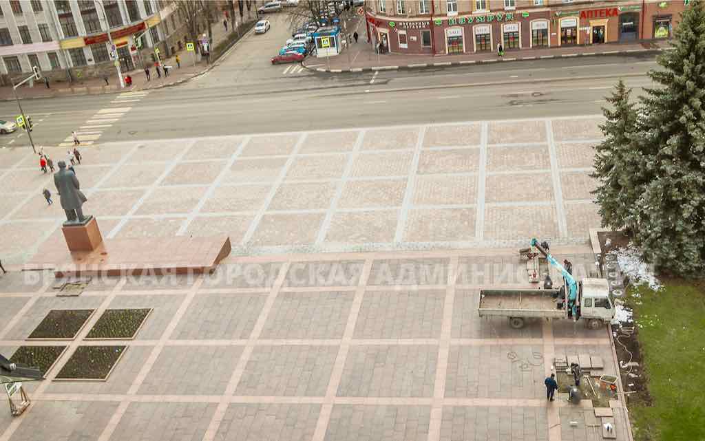 Вакуумный подъёмник помогает завершить ремонт площади Ленина в Брянске