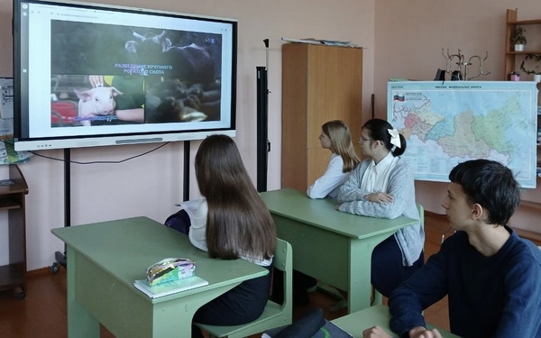 Брянские школьники открыли для себя профессии будущего в сфере генетики и животноводства