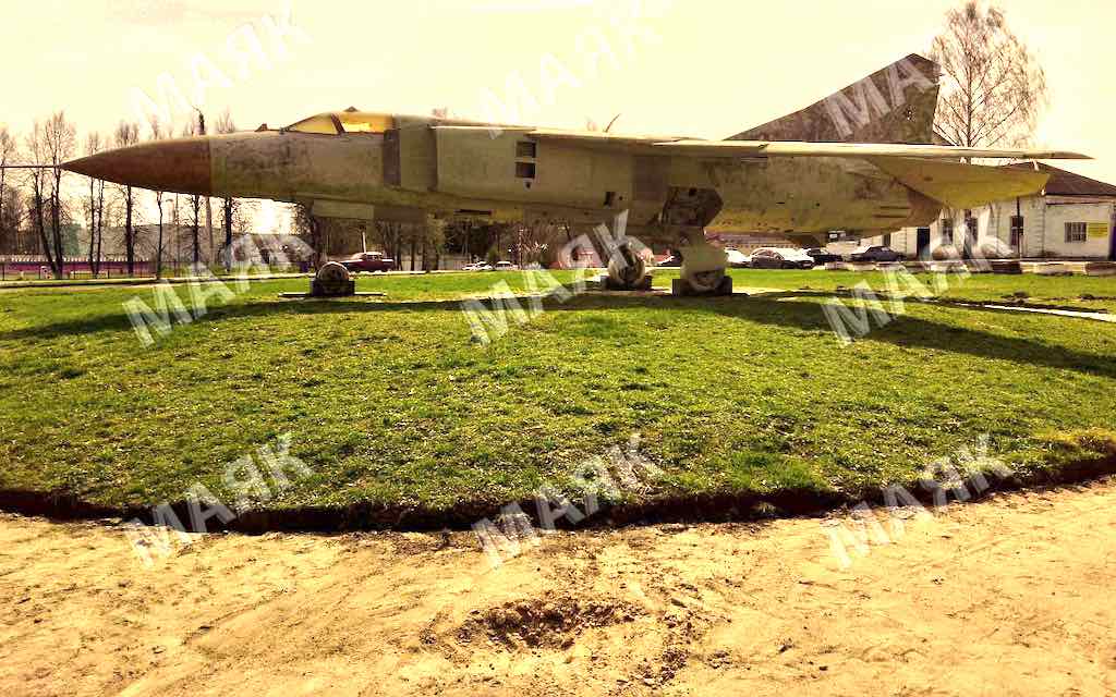 В Новозыбкове Брянской области началось благоустройство сквера с самолетом