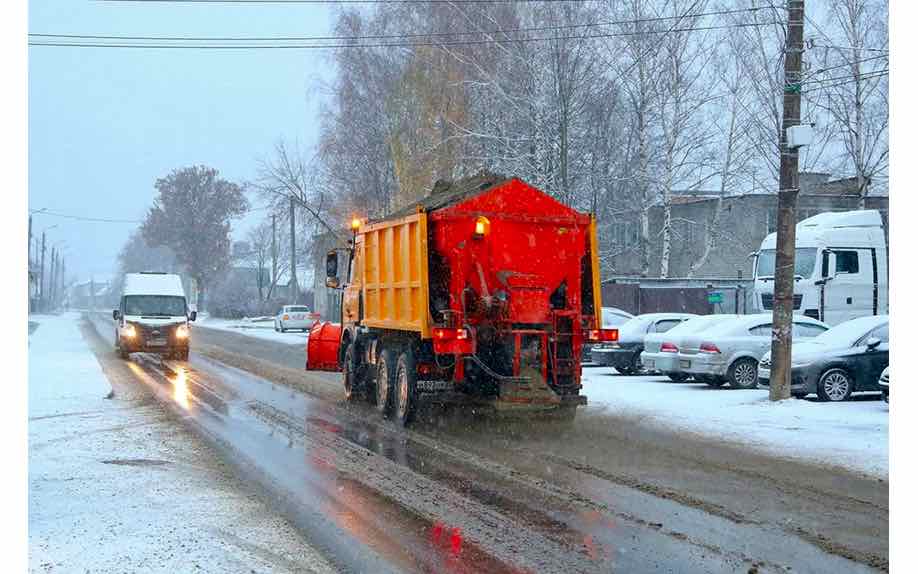 В Брянске за ночь высыпано 280 кубометров пескосоляной смеси