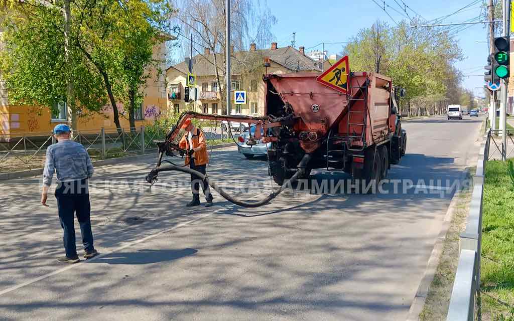 В Брянске отремонтировали почти 3 500 кв. метров дорог горячим асфальтом