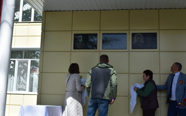 В Дятьковской школе №3 в честь Героев СВО открыли мемориальные доски памяти