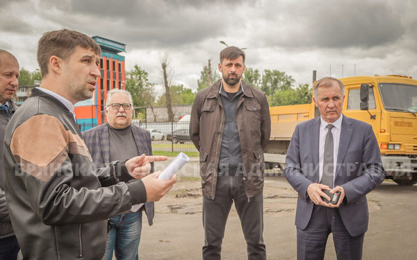 Александр Макаров осмотрел ход ремонтных работ на стадионе Брянских Партизан