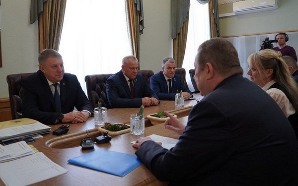 Губернатор Александр Богомаз провёл рабочую встречу с гендиректором РТРС