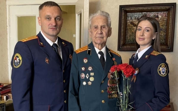 У ветерана ВОВ Бориса Шапошникова в гостях побывали брянские следователи