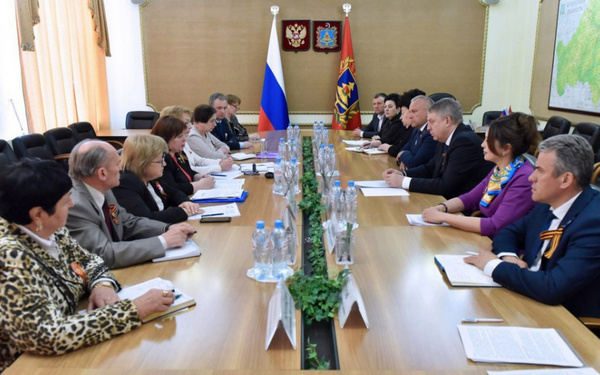 Губернатор Александр Богомаз провёл встречу с руководством Федерации профсоюзов Брянской области