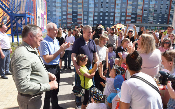 Брянскую область отметили в числе регионов, где успешно ведется строительство школ