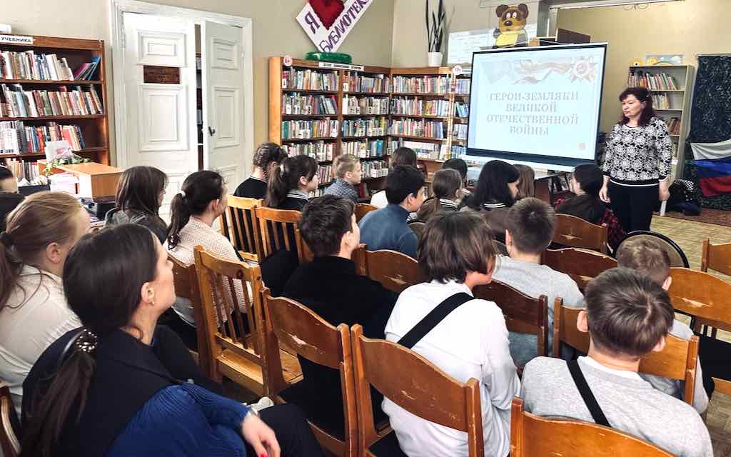 Для брянских школьников провели час памяти «По дорогам войны шли мой земляки»