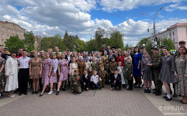 В память о героях Великой Отечественной войны на Театральной площади Брянска звучал «Вальс Победы»