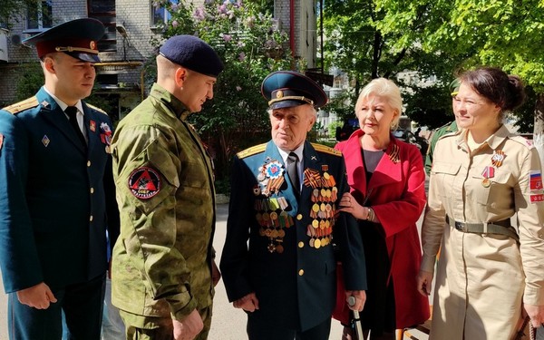 В Брянске росгвардейцы прошли парадом под окнами ветеранов Великой Отечественной войны