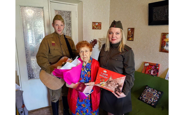 Ветеранов войны с Днем Победы поздравили артисты Брянского театра драмы