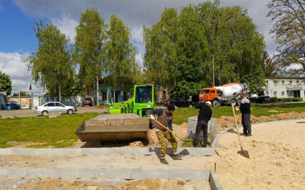 Продолжаются работы по благоустройству сквера у Самолета в Новозыбковском городском округе