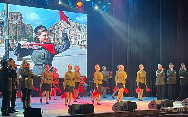 В Брянске проходит праздничный концерт «Живёт Победа в поколениях»