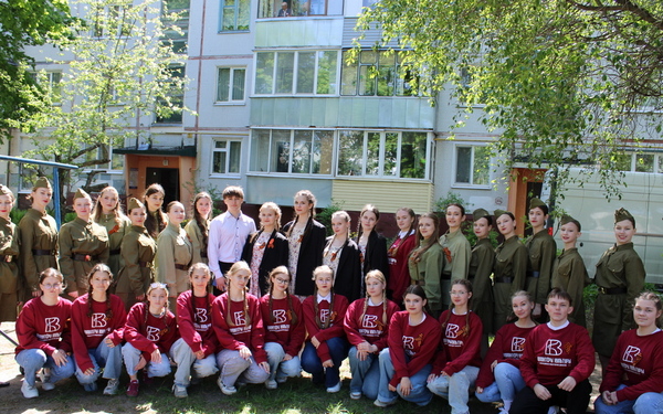 Брянские волонтёры культуры пришли с поздравлениями с 80-летием Победы к ветерану Николаю Кирюхину