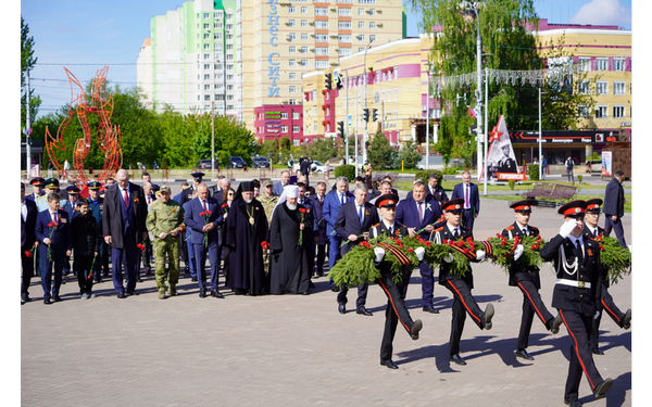 В Брянске состоялось возложение цветов к стеле «Город воинской славы»
