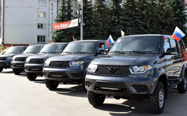 Ключи от десяти автомобилей вручили погрануправлению Брянской области