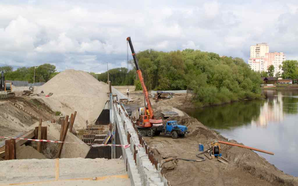 В микрорайоне Флотский Брянска укрепляют берег Десны и строят дороги