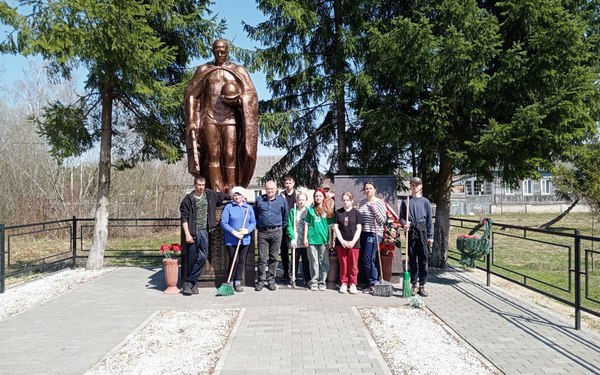 Читатели сельской библиотеки в Карачевском районе шефствуют над памятником