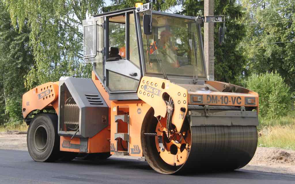 В Брянске реконструируют дорогу возле детского центра