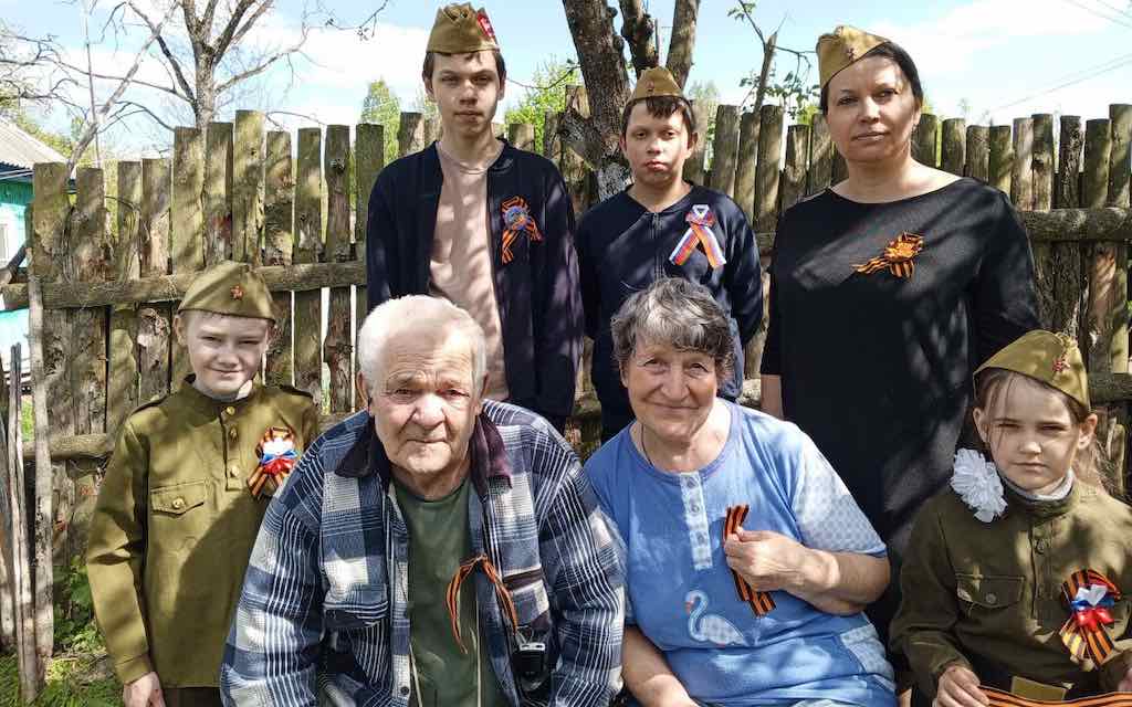 В Мылинке Брянской области библиотекарь и школьники поздравили «детей войны» с юбилеем Победы