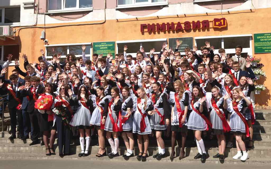 Александр Богомаз поздравил брянских выпускников с Последним звонком