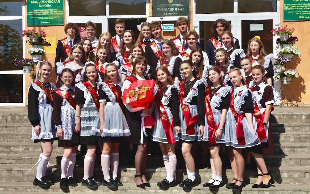 Выпускники брянской гимназии №1 высадили ели на последний звонок