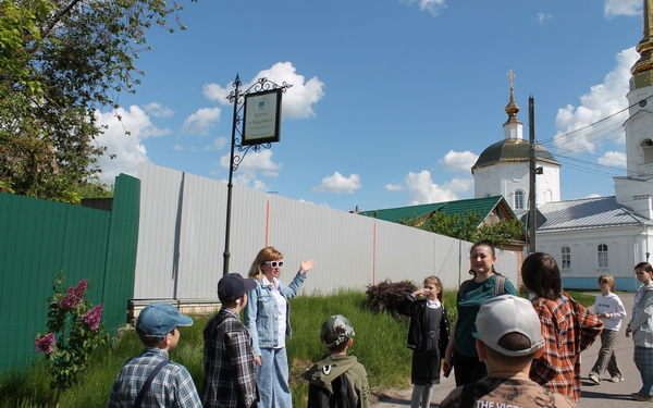 Сотрудники Карачевской районной библиотеки провели школьников по эколого-краеведческому маршруту «От минувшего – к настоящему»