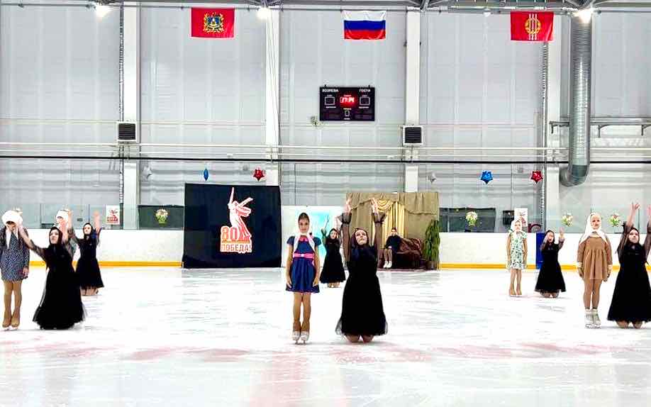 Ледовый спектакль о войне показали юные фигуристы Климово Брянской области