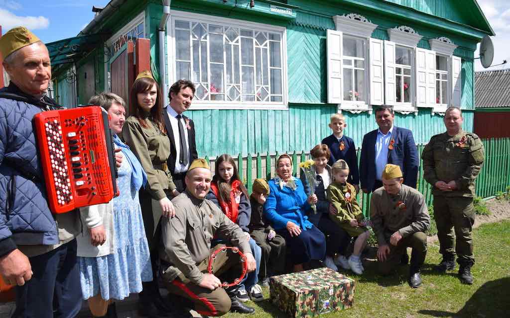 В Климово Брянской области ветеранам спели песни Победы